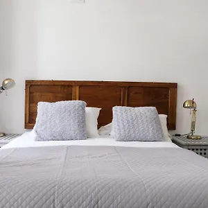 https://lisbon-poets-hostel-4-rua-heliodoro-salgado.hotels-lisbon-portugal.com